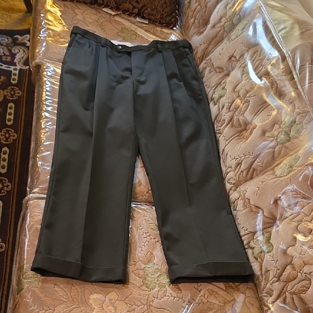 Roundtree & Yorke Men's Dark Gray Pleated Pants